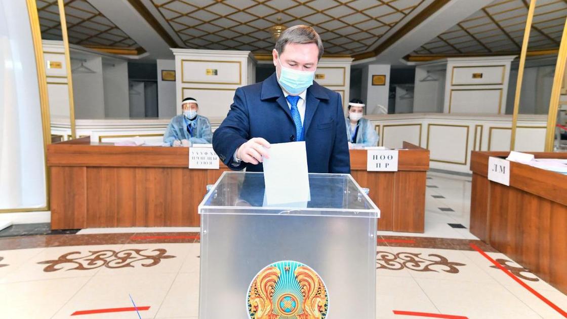Мурат Айтенов проголосовал на выборах