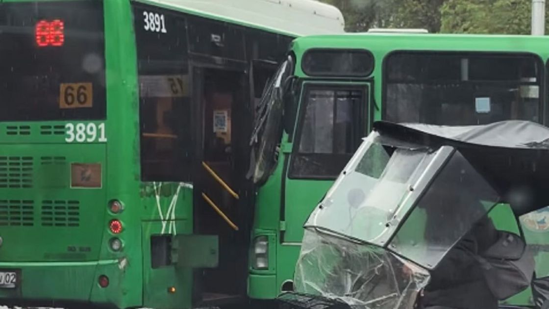 Автобусы столкнулись в Алматы