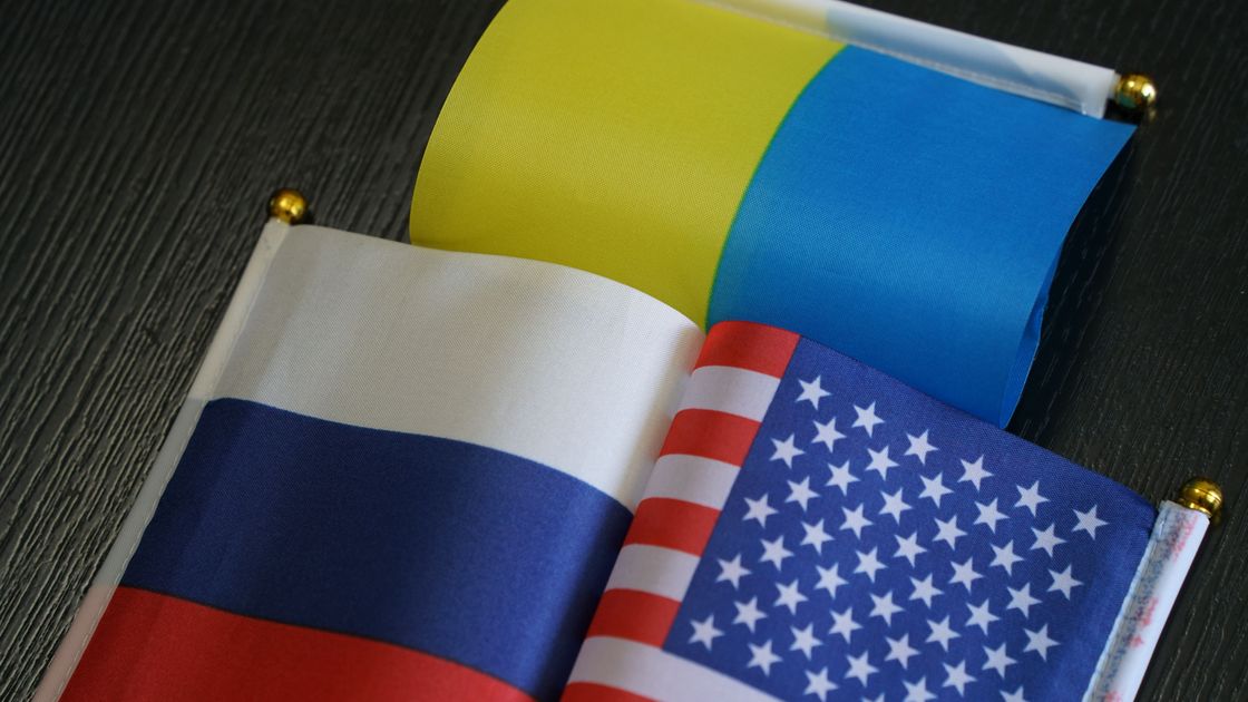 Флаги России, Украины и США