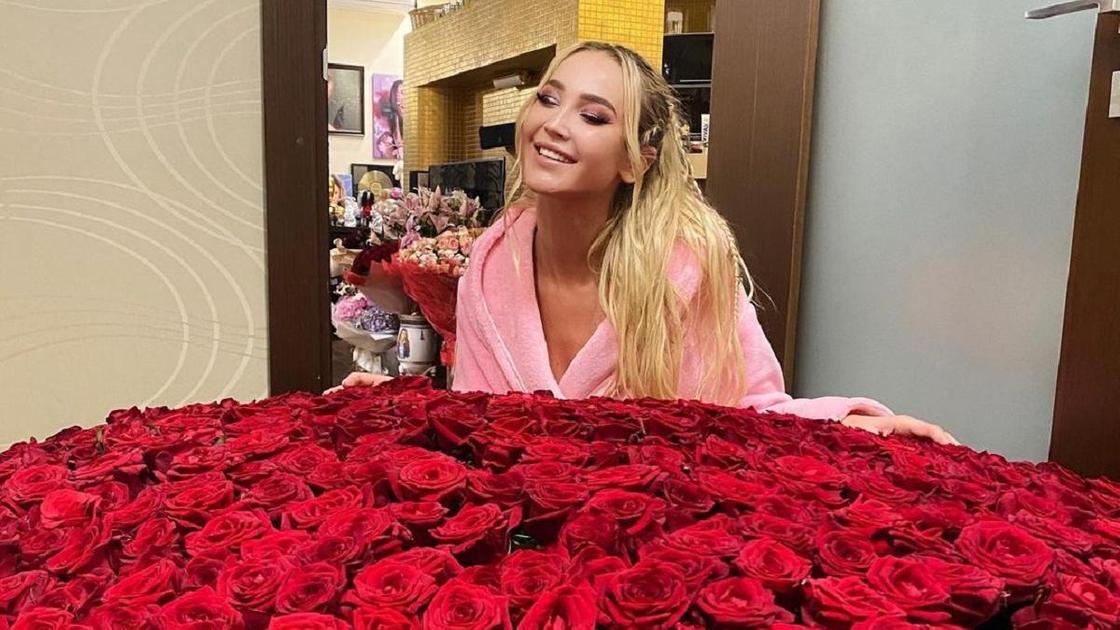 Тысяча и одна роза: Ольга Бузова похвасталась огромным букетом от тайного  поклонника