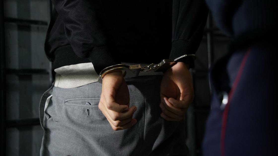 Задержанный мужчина в наручниках