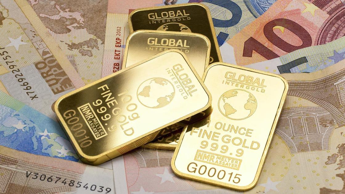 золотые слитки и евро