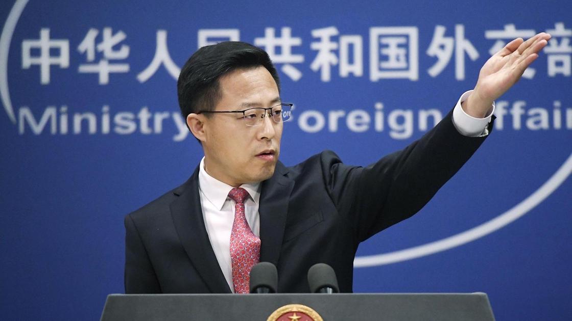 Представитель МИД Китая Чжао Лицзянь поднял руку