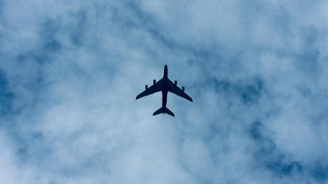 Самолет в небе