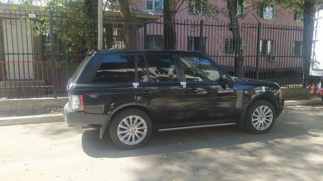 Обстрелянный автомобиль позже привезли на экспертизу в Алматы