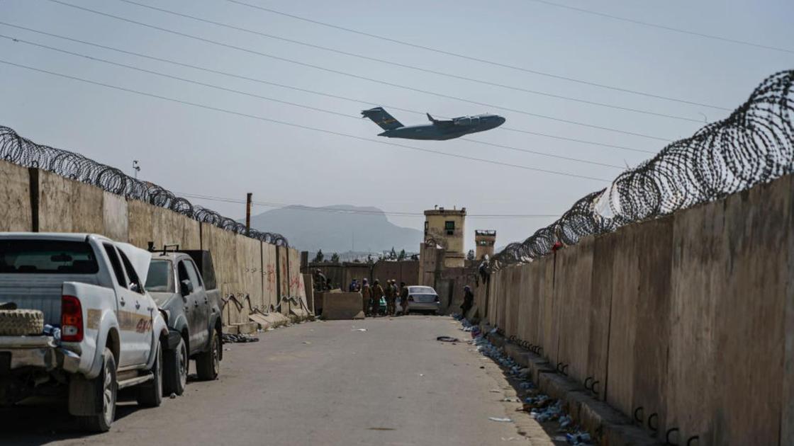 Самолет пролетает над Кабулом