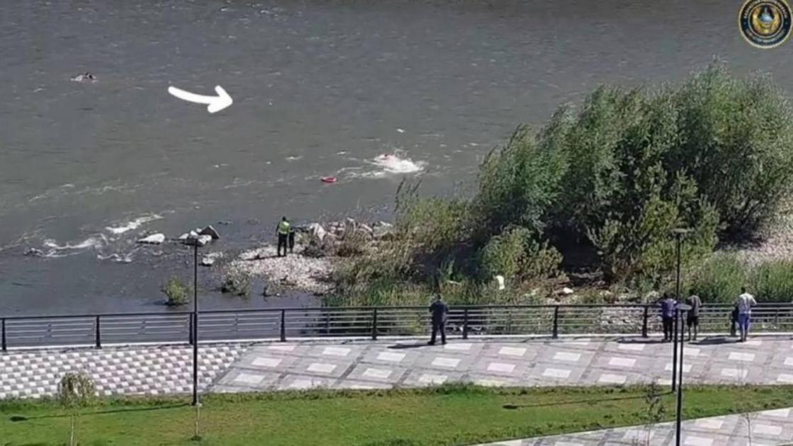 Женщину с ребенком уносило течением