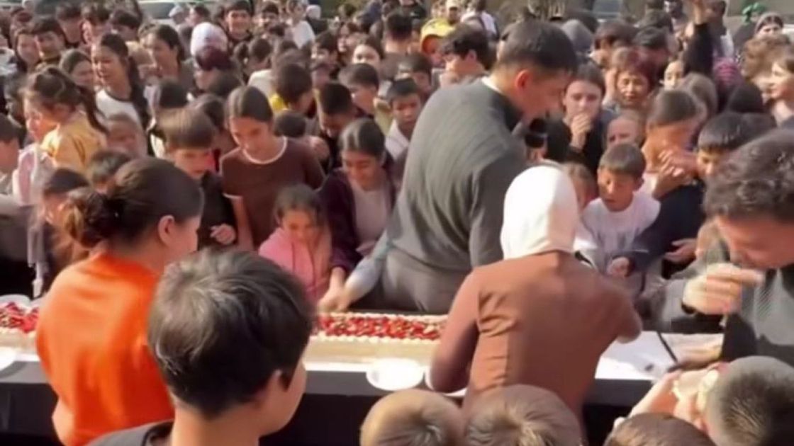 Давка на открытии кафе