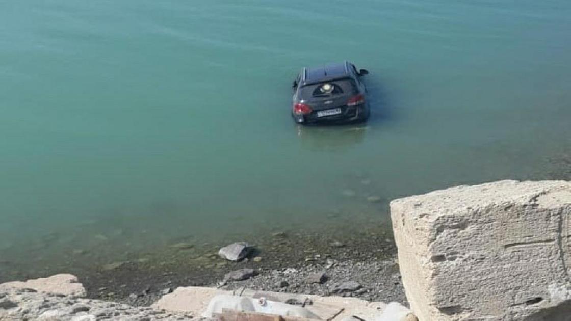 Внедорожник упал в море в Мангистау Внедорожник упал в море в Мангистау