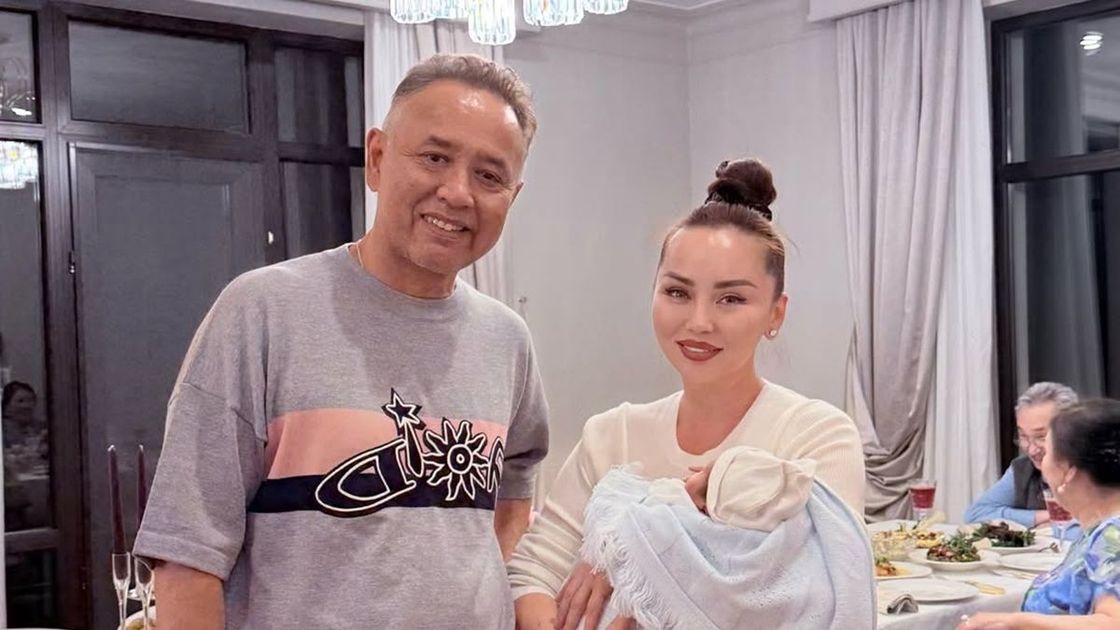 Турсен и Баян Алагузовы с новорожденным ребенком