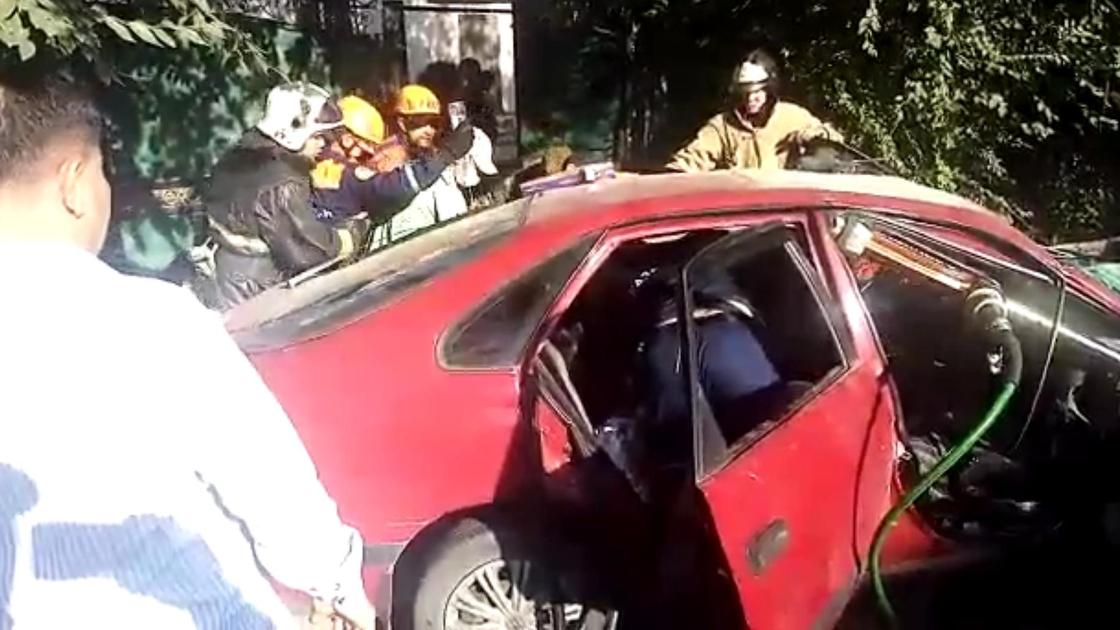 Спасатели освобождают зажатую в машине женщину