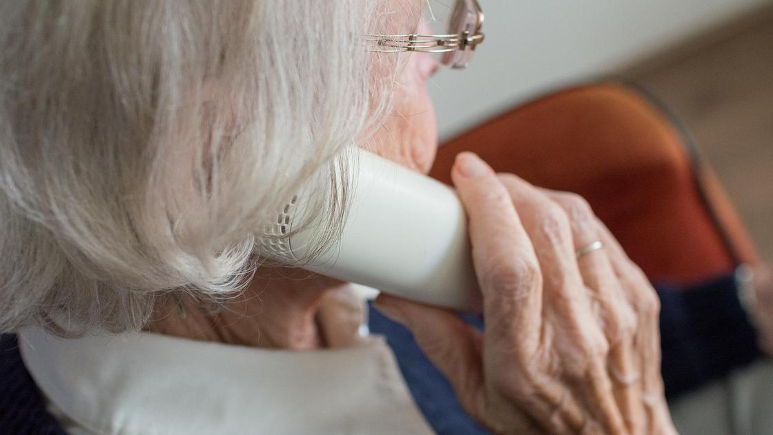 Пенсионерка разговаривает по телефону