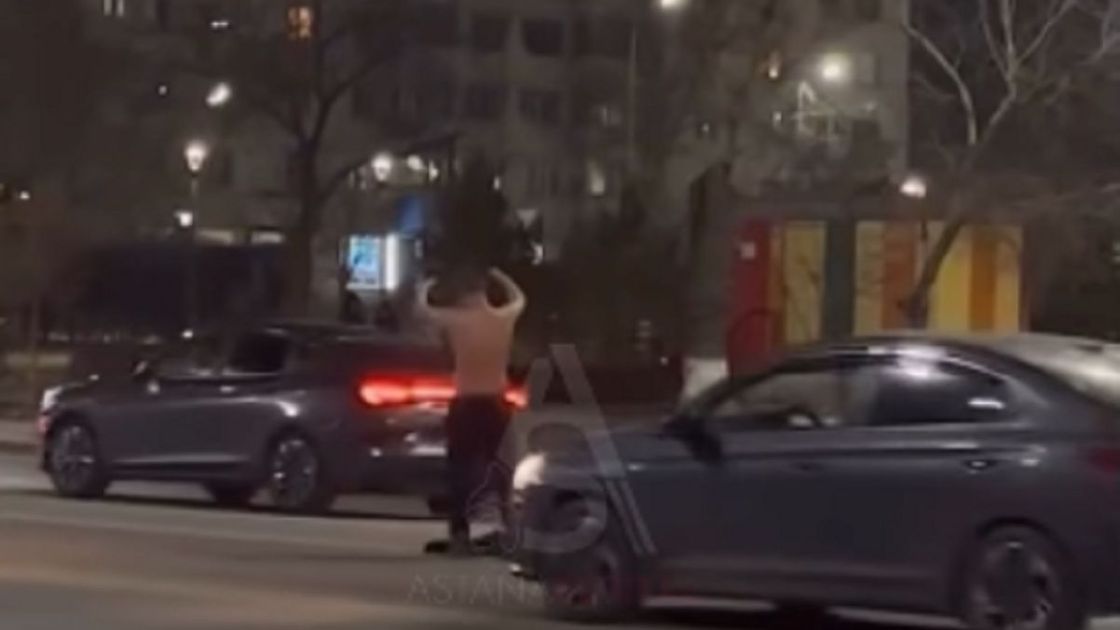 Раздетый мужчина на проезжей части