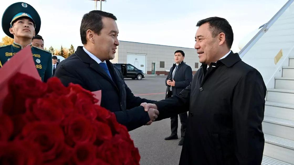 Әлихан Смайылов Қырғызстан президентін әуежайдан күтіп алды