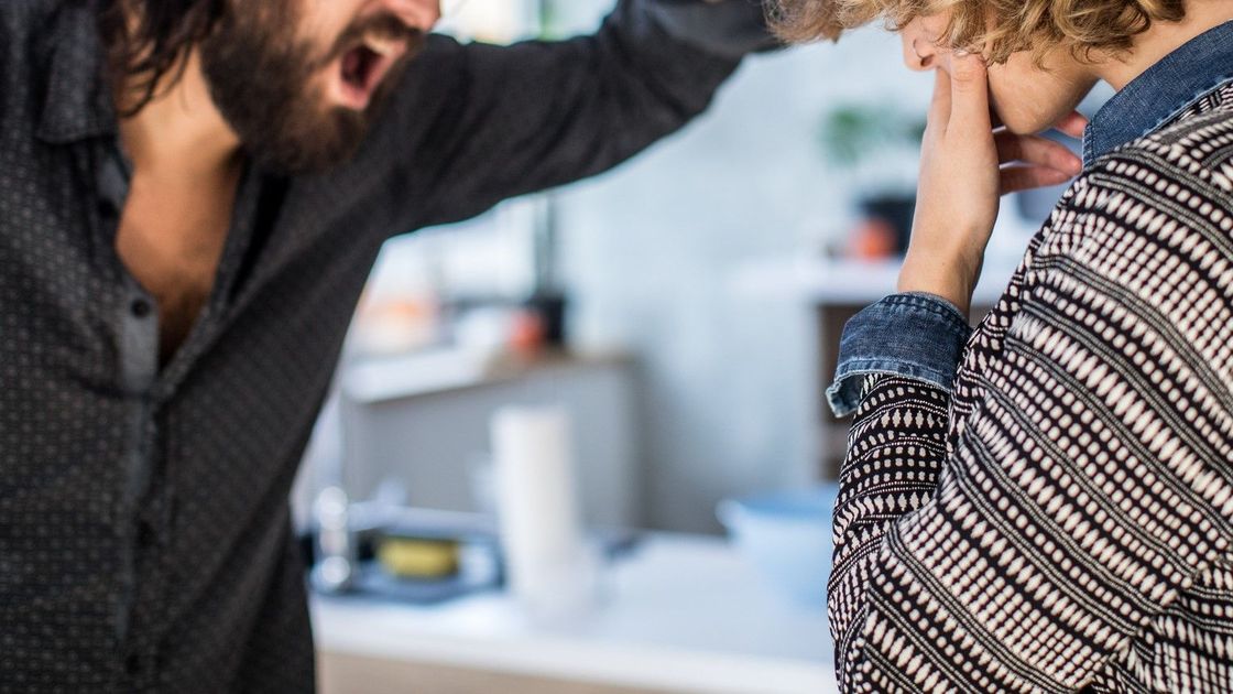 Мужчина кричит на женщину