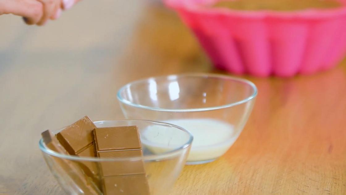 На столе пиала с шоколадом и пиала с молоком