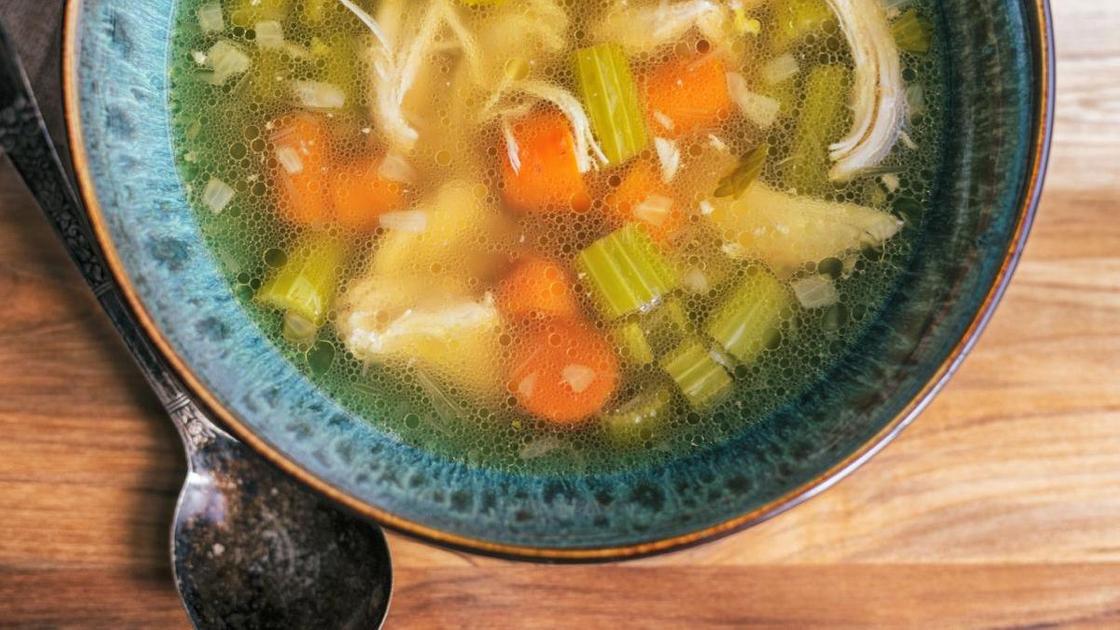 Куриный суп с лапшой в тарелке Куриный суп с лапшой в тарелке