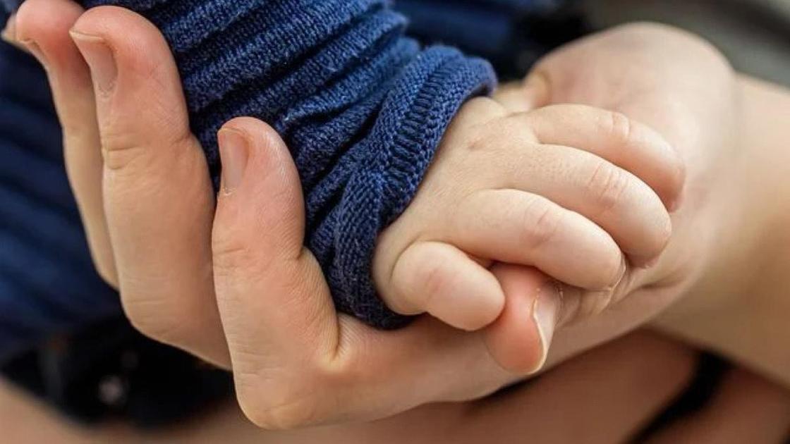 Руки матери и ребенка