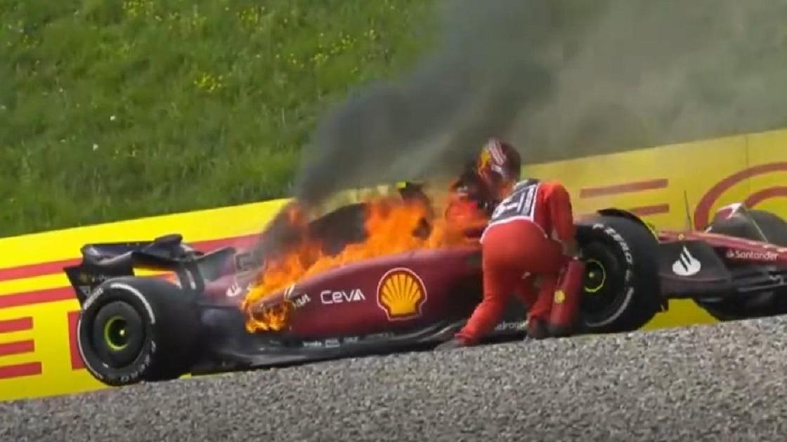 Болид Ferrari горит возле трассы