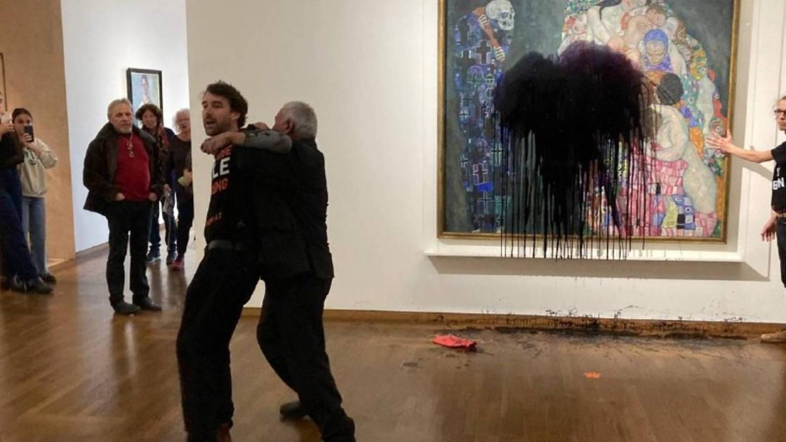 Один из активистов, обливших черной краской картину Густава Климта