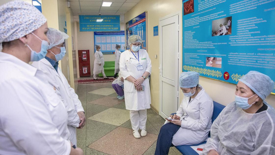 Медики стоят в коридоре больницы