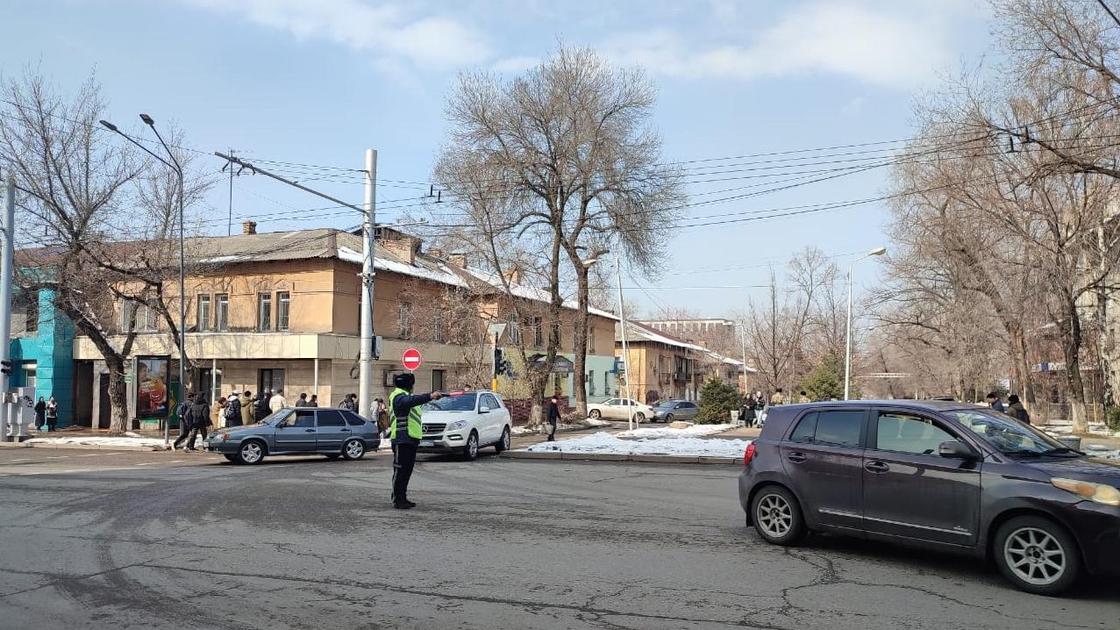 Патрульный полицейский на дороге в Алматы