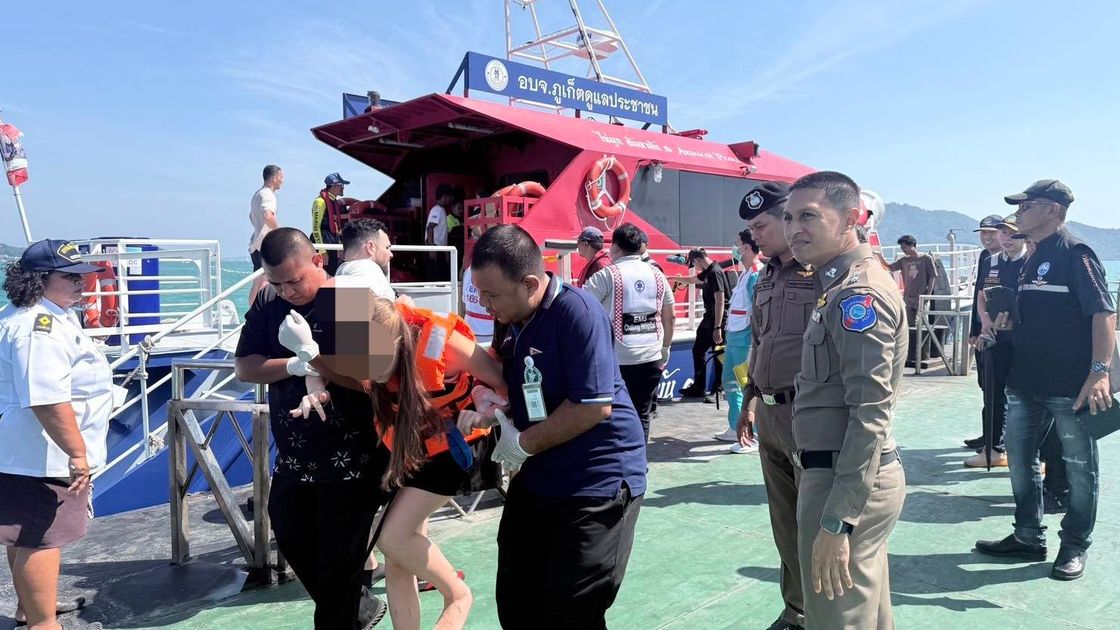 Полиция Пхукета оказывает помощь пострадавшим при столкновении