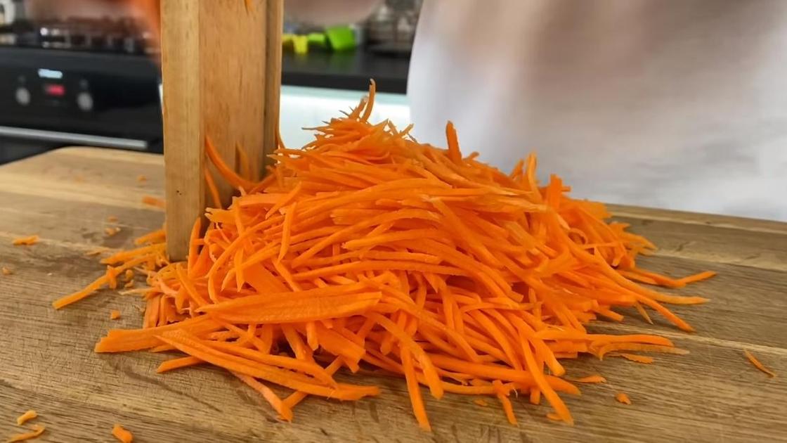 Морковь натирается