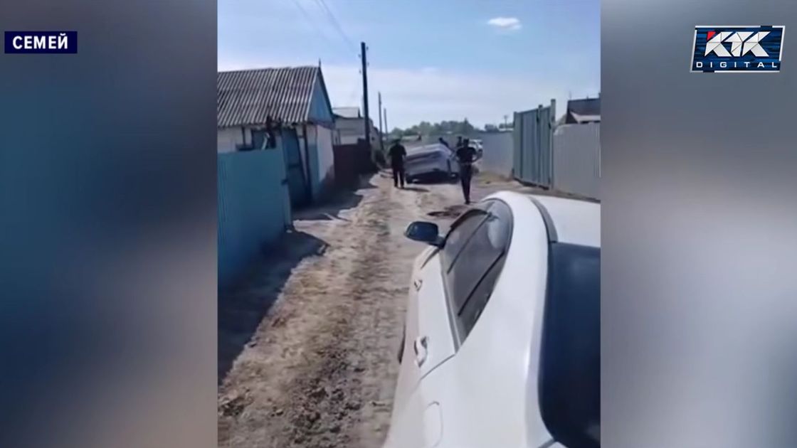 Машины провалились под землю