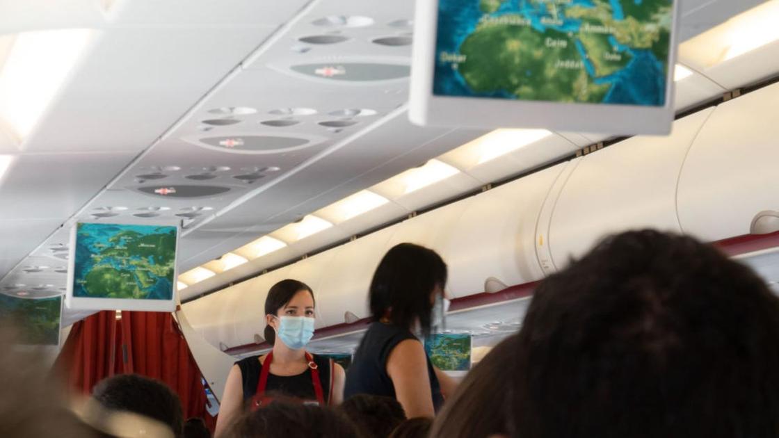 Пассажиры самолета в масках во время пандемии