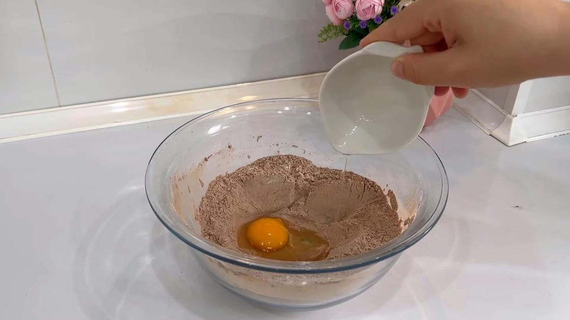 В миску с сухими ингредиентами добавляют яйцо