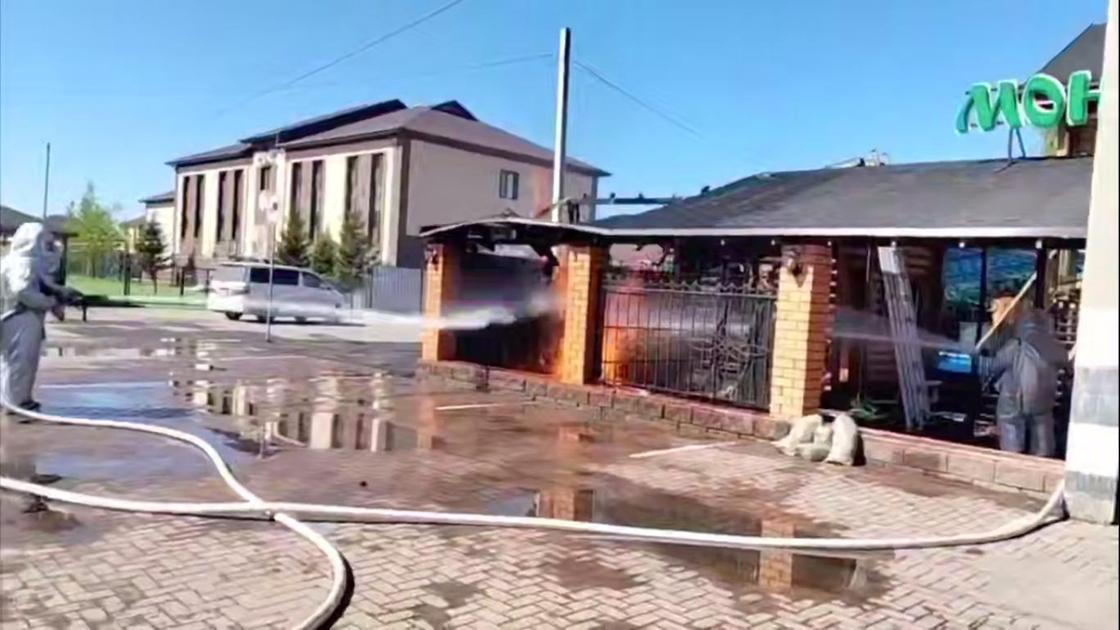 Пожарный тушит подземный газгольдер