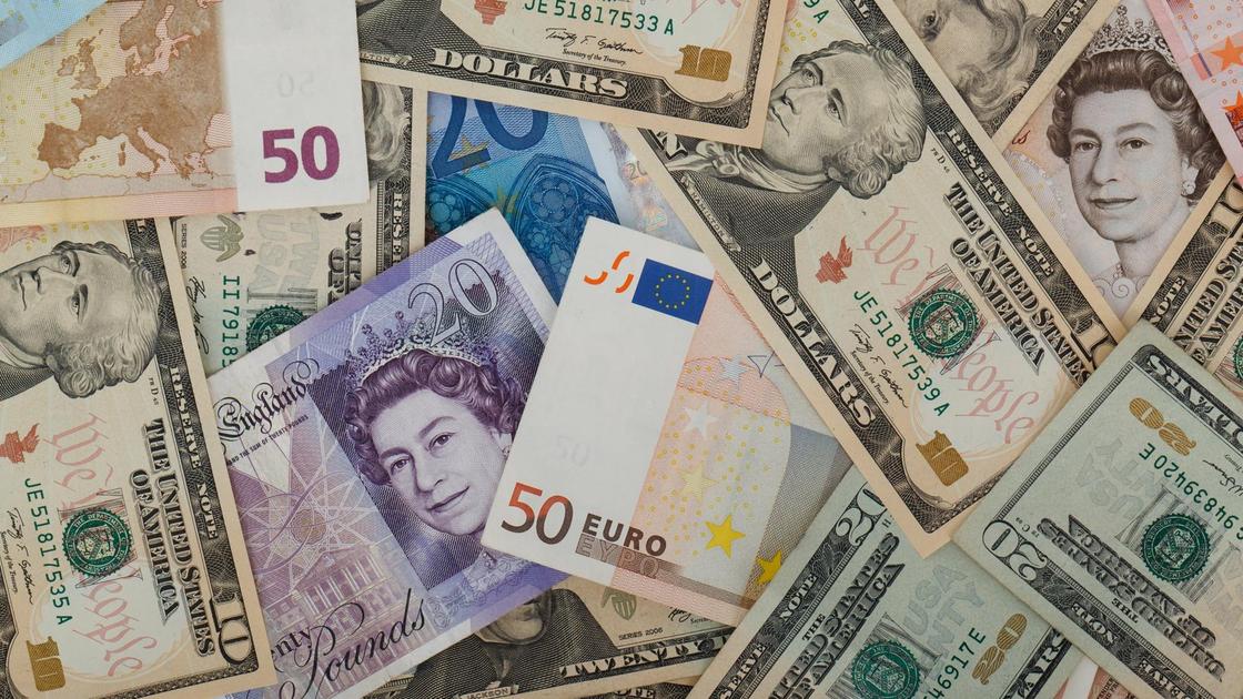 Доллары, евро и другие валюты лежат на столе