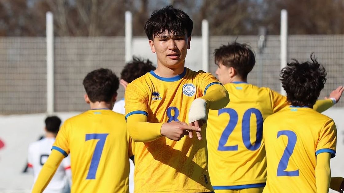 Казахстанский футболист Ислам Ракым