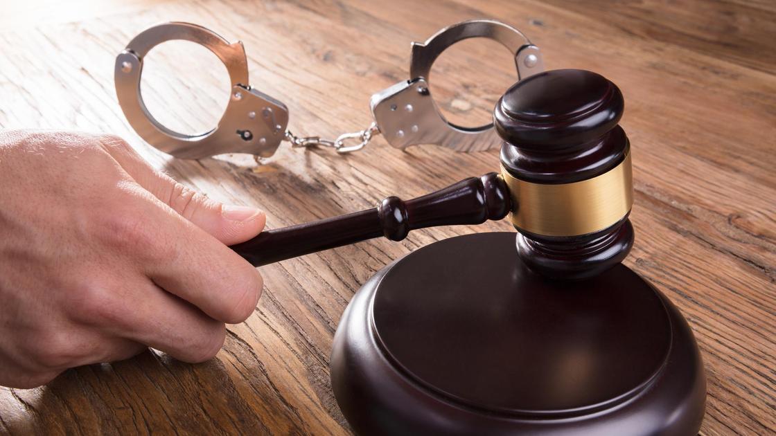 Судья стучит молотком