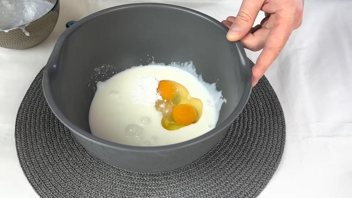 В миске кефир с яйцами