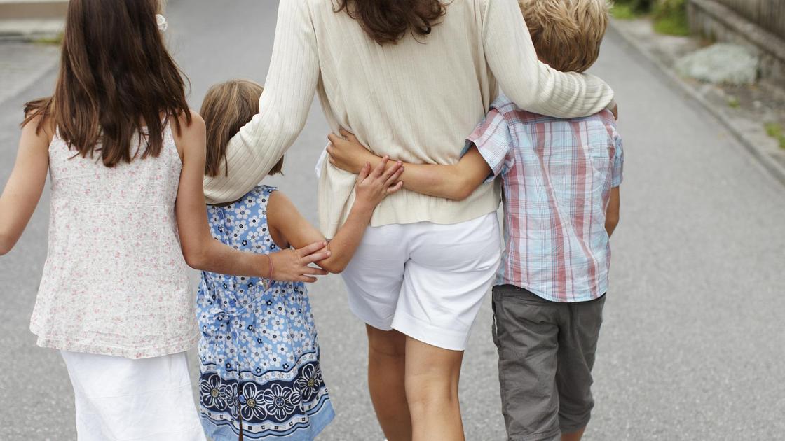 Женщина и трое детей