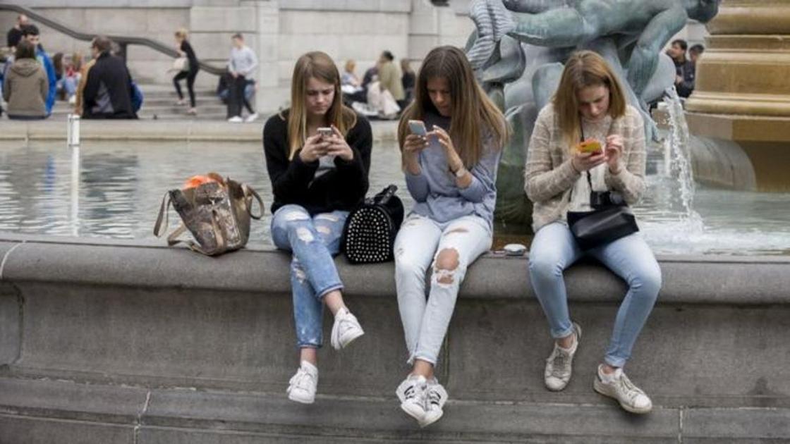 Девушки со смартфонами