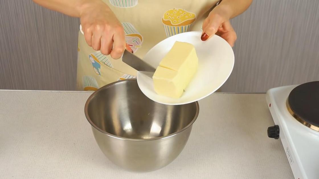 Сливочное масло из тарелки перекладывают в миску