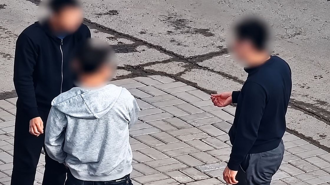 Мужчины курят в Астане