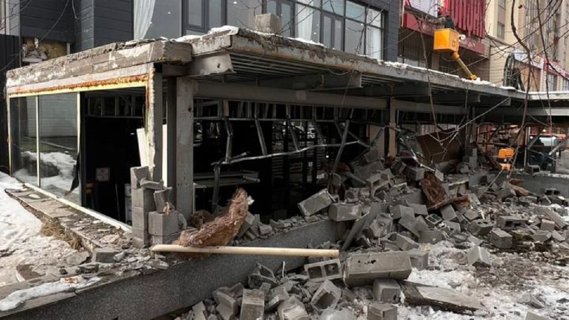 Снос постройки в Алматы