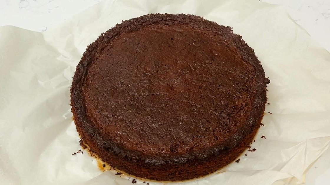 Испеченный шоколадный пирог сбананами