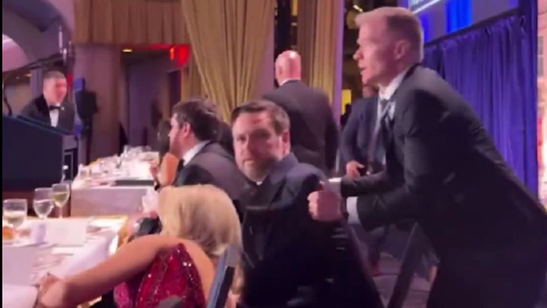 Джей Ди Вэнса выводят из зала