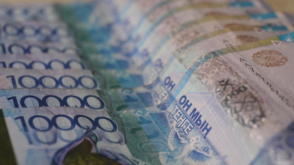 Бумажные банкноты на столе