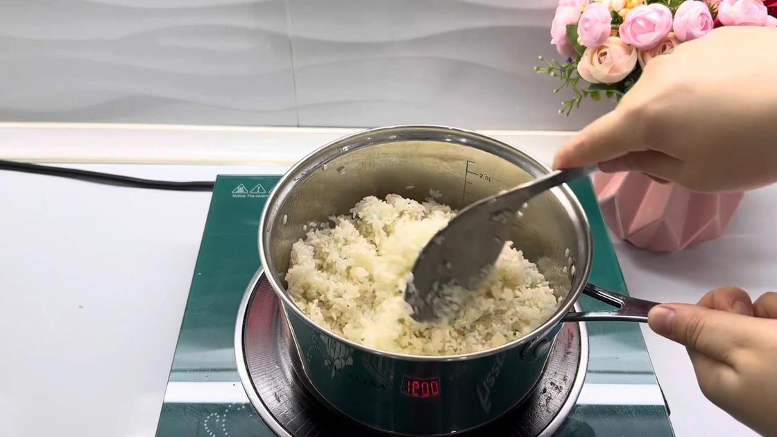 В сотейнике перемешивают рис