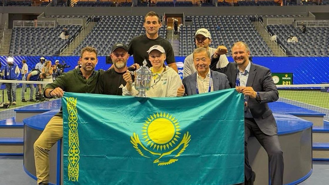 Елена Рыбакина с командой после победы на US Open