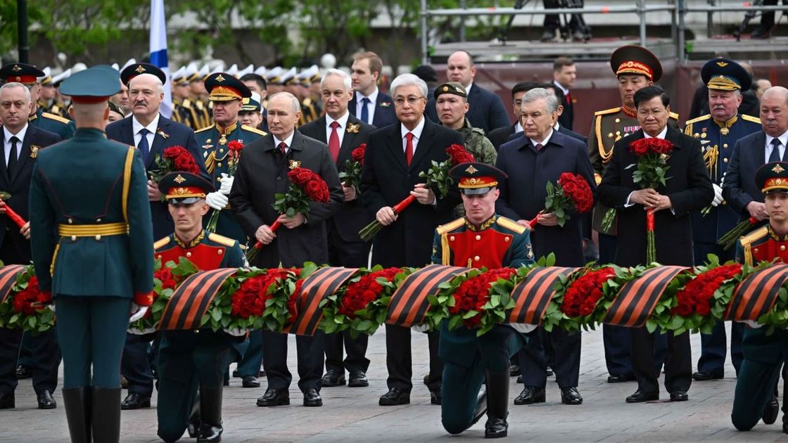 Токаев возложил цветы к могиле Неизвестного солдата