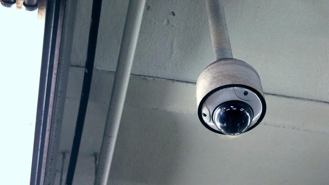 Камера видеонаблюдения свисает с потолка