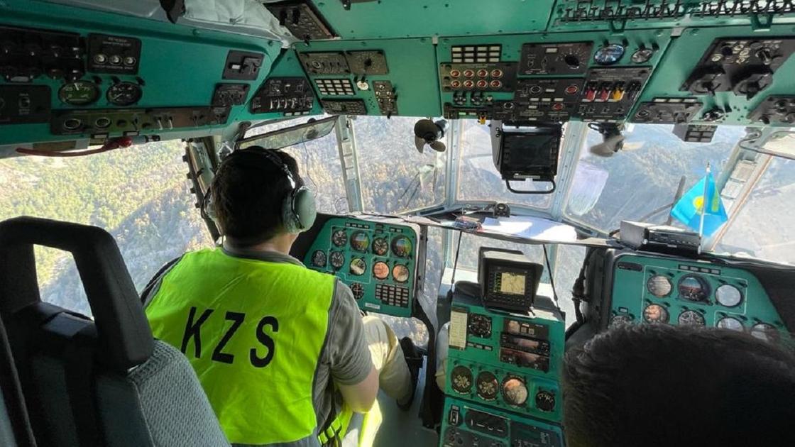 Казахстанский спасатель за штурвалом вертолета