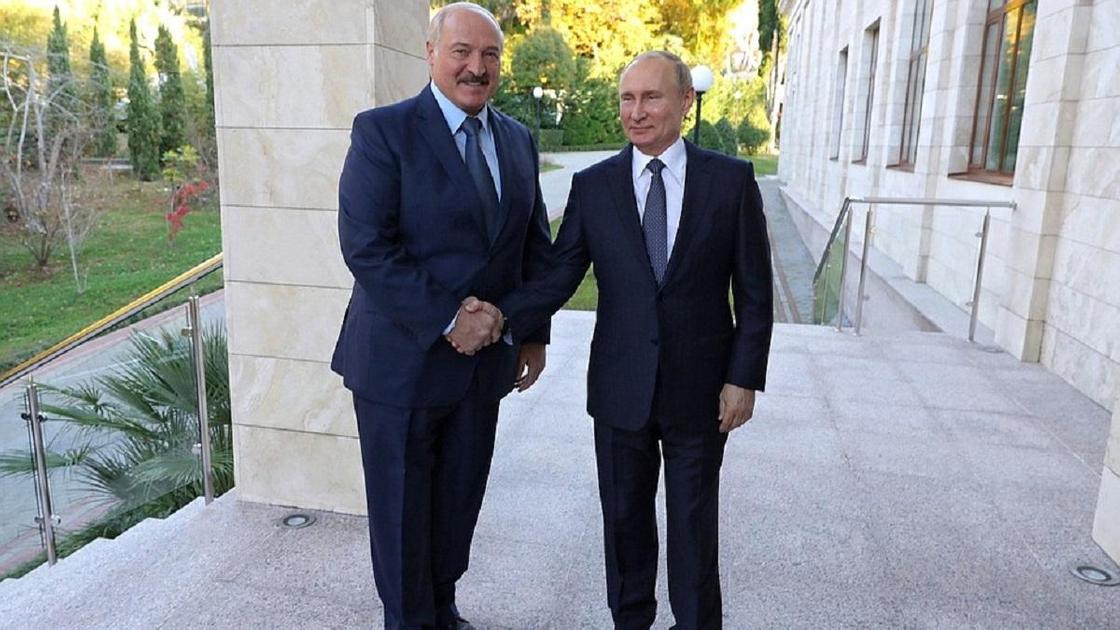 Александр Лукашенко и Владимир Путин пожимают друг другу руки